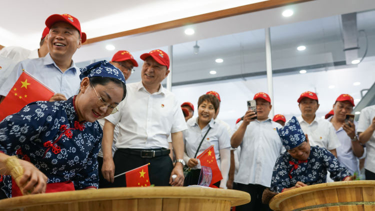 登高望遠 同心向黨”--泰和電力黨委慶“七一”主題黨日活動